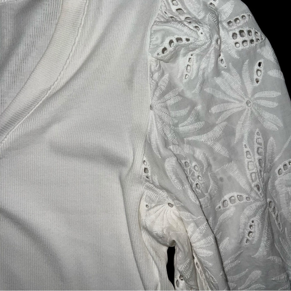 White Eyelet Sleeve Women's Top size Medium - Picture 2 of 7